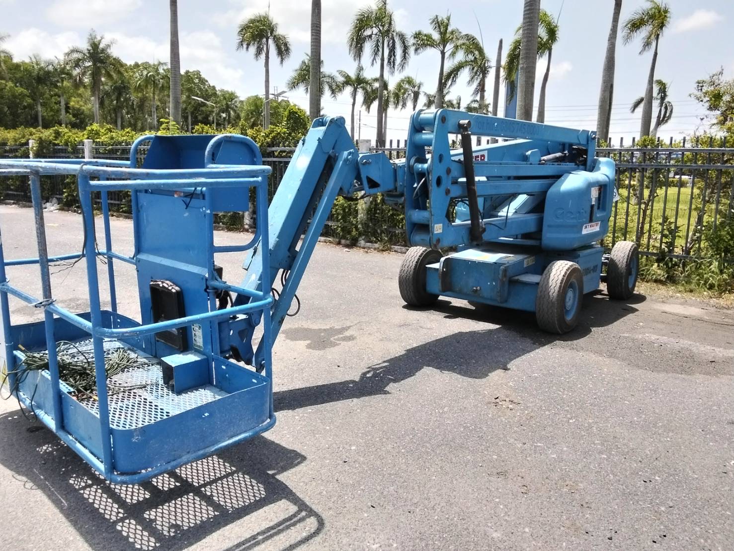 รถกระเช้าบูมลิฟท์ให้เช่า