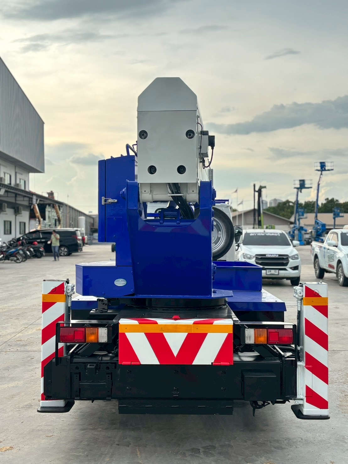 ราคารถกระเช้าไฟฟ้า 6 ล้อ