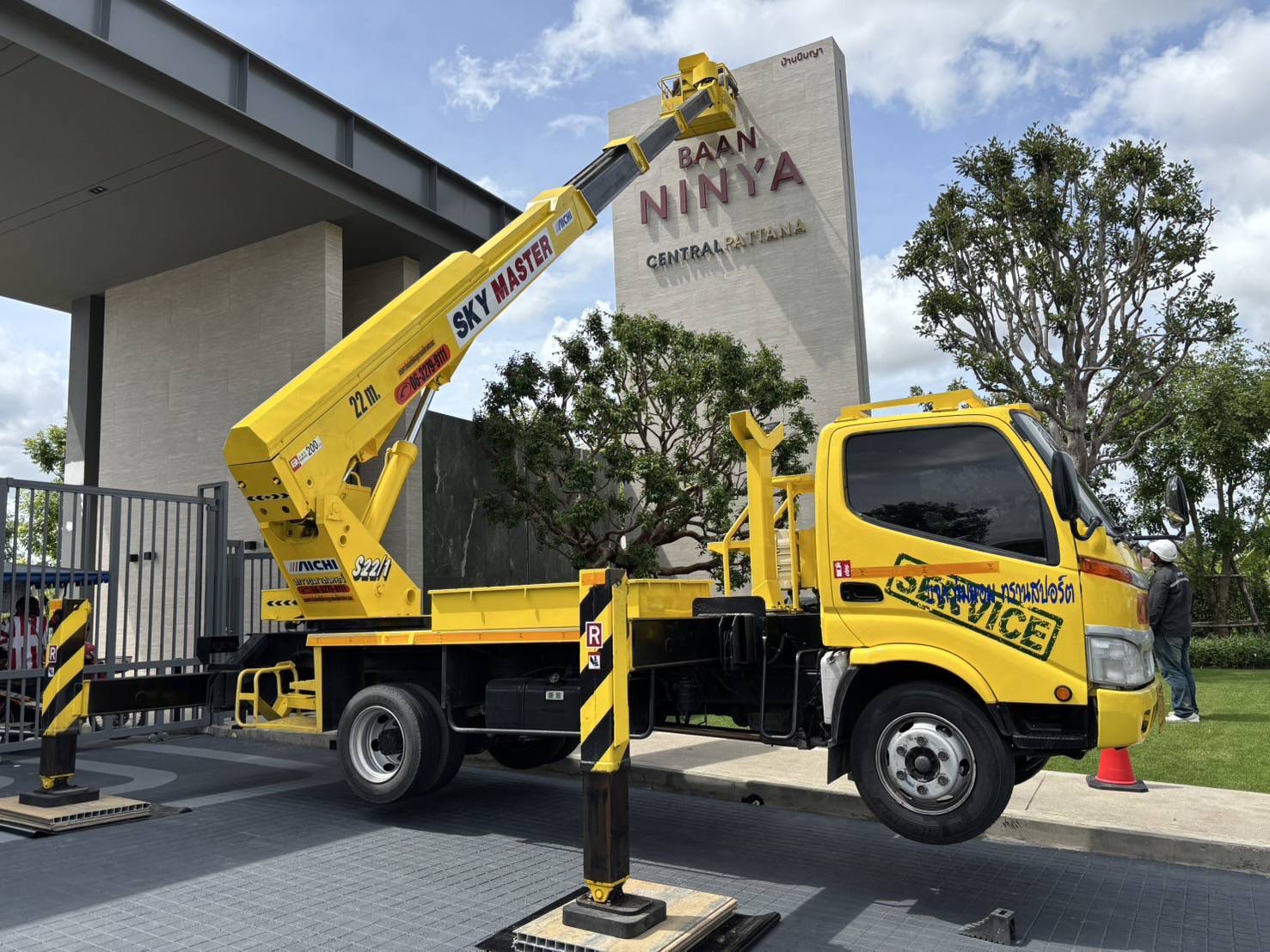 เช่ารถกระเช้าสำหรับติดป้าย